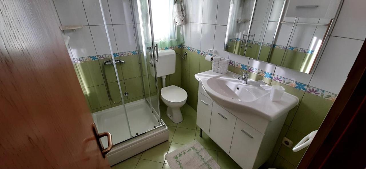 Apartment Pecarevic - A Holiday With A Stunning View วิส ภายนอก รูปภาพ